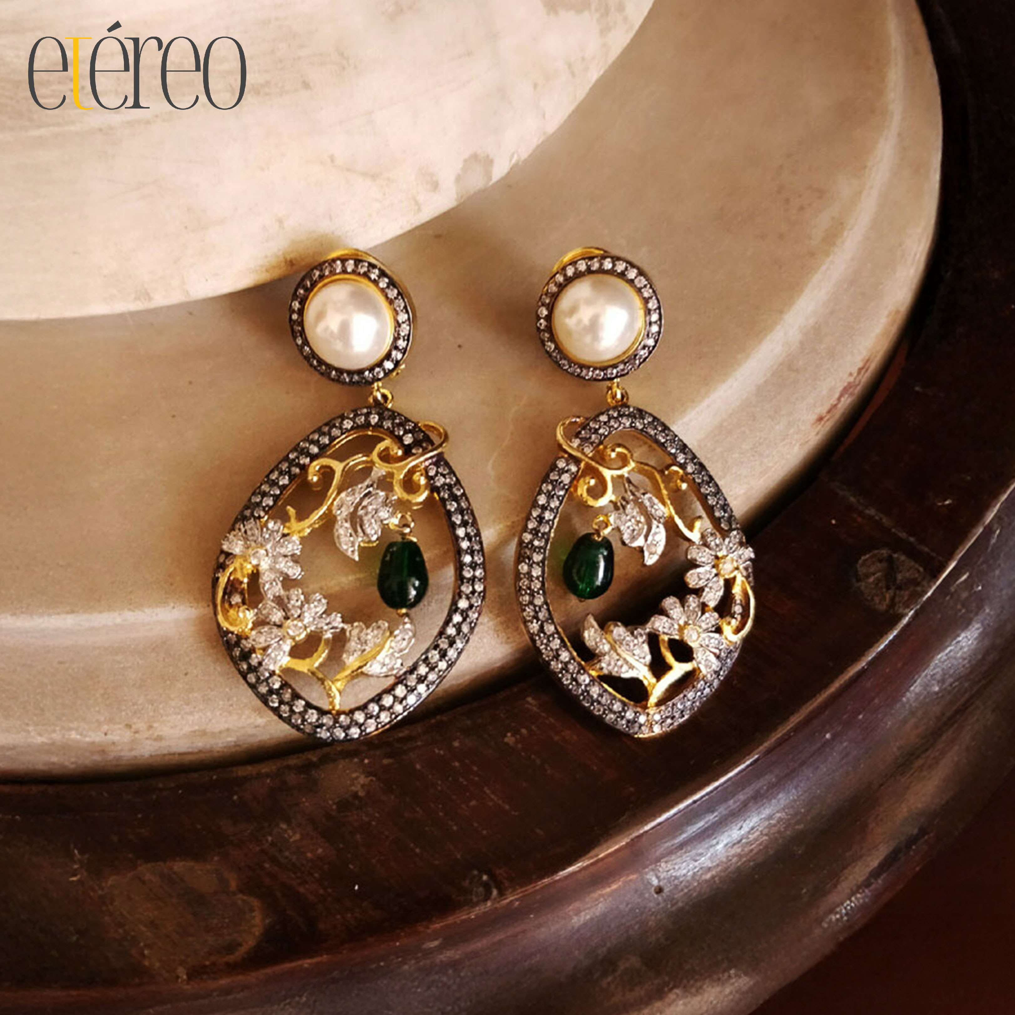 ER75DE105-Big round pearl with a diamond shaped hollow dangler of zircons in antique polish
