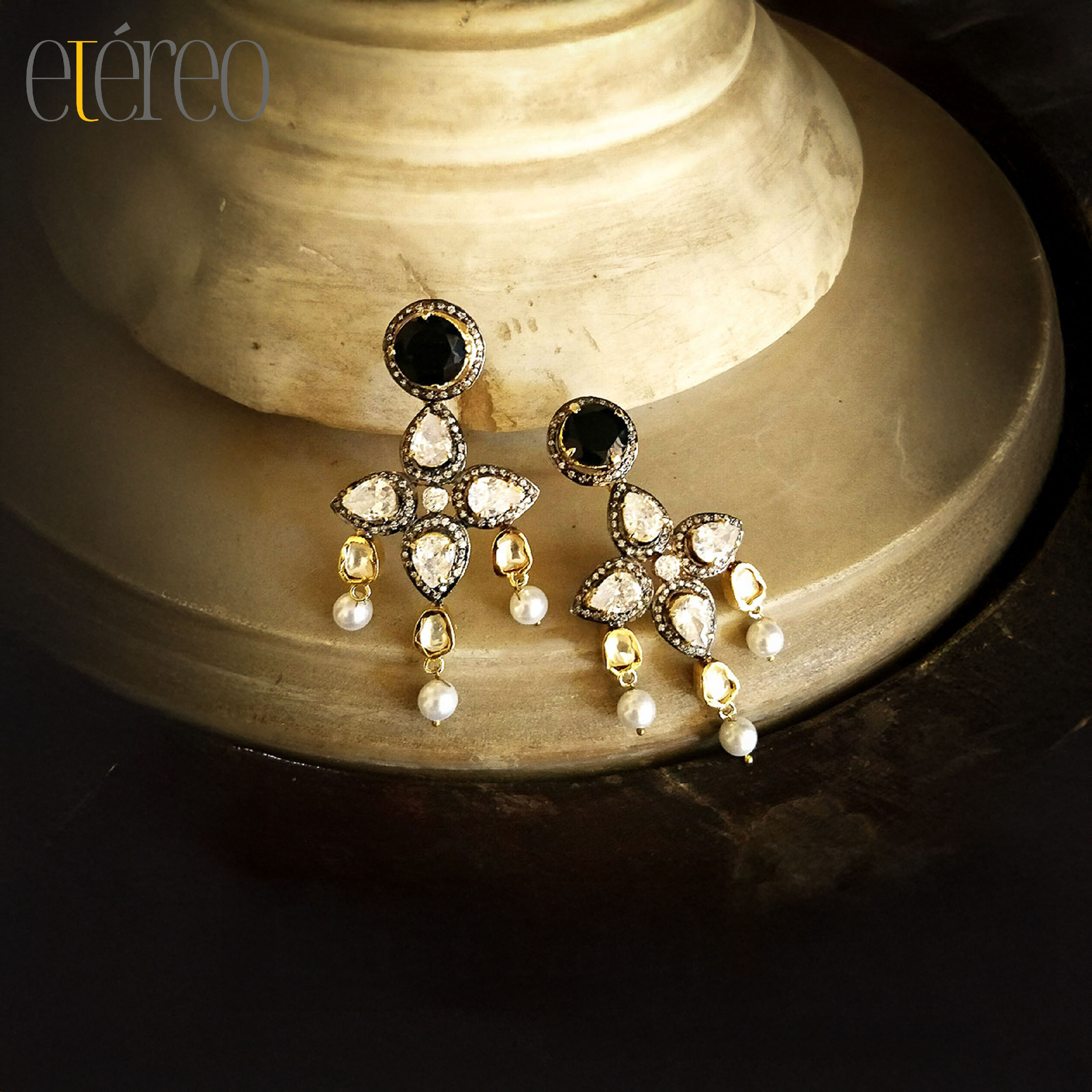 ER92CC85-Four petals flower of big zircons with black gemstone at the top
